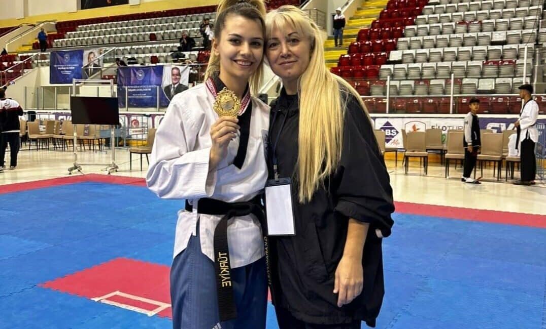 Eskişehirli Öğretmen Anne ve Kızı Taekwondo’da Şampiyonluk Yolu Açtı Eskişehir'de öğretmen ve Taekwondo Milli Takımı üyesi Gülsena Karakuyulu Ertunç,