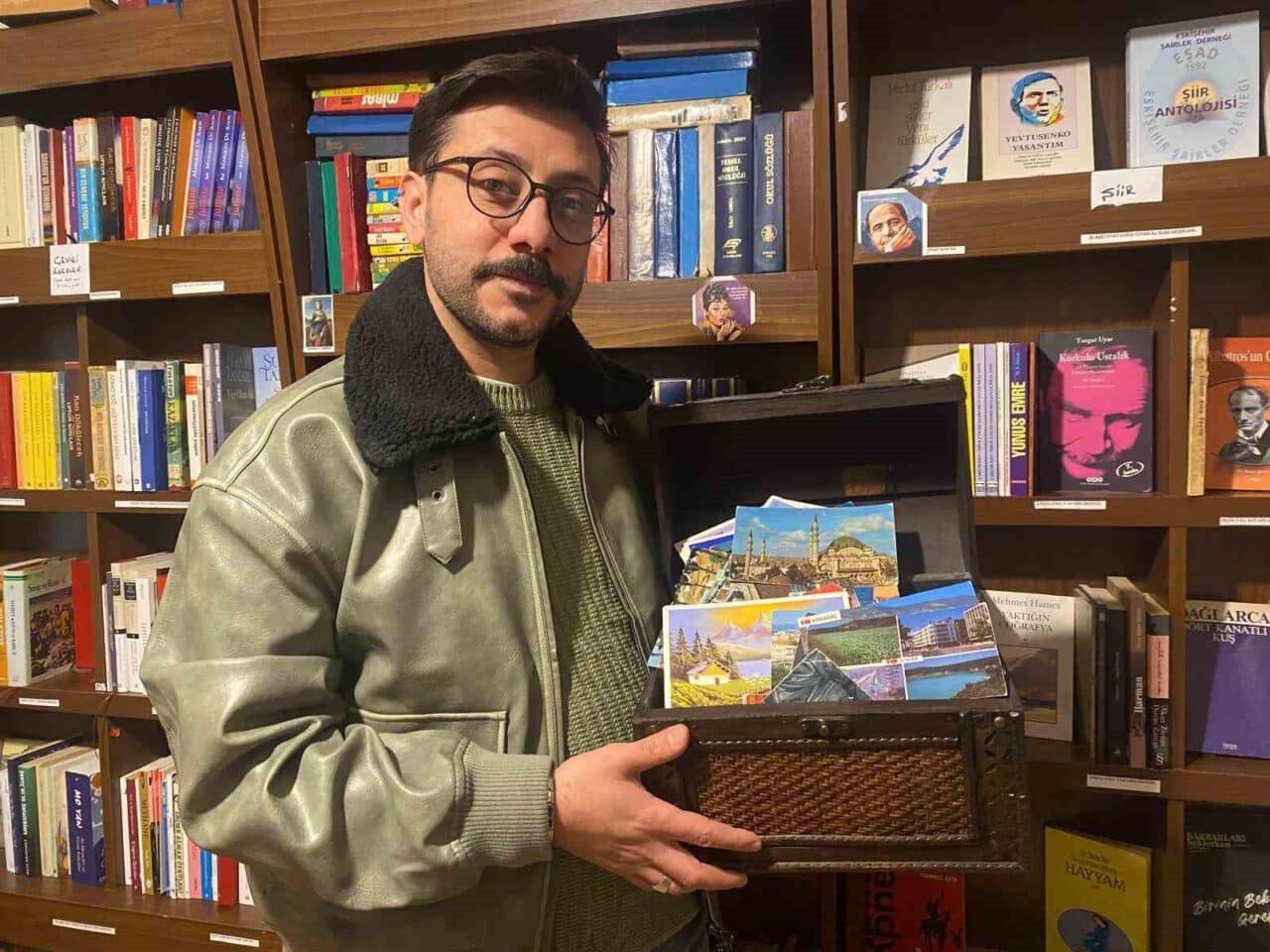 Eskişehirli sahaf Devran Gökay, 7 yıldır nostaljik kartpostallara olan ilgiyi