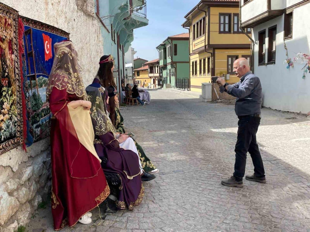 Odunpazarı'ndaki dükkânında 12 yıldır Eskişehir geleneklerini sergileyen Necdet Erduran, turistlere