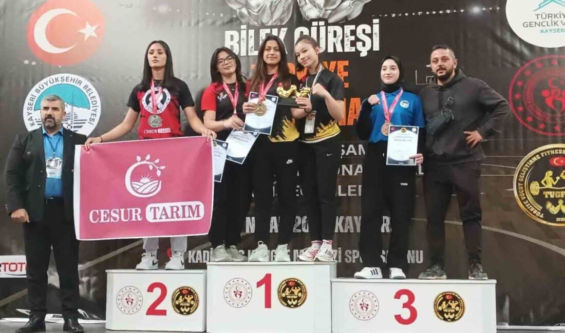 Zeynep Yiğit, Türkiye Bilek Güreşi Seçmeleri’nde büyük bir başarıya imza attı! Eskişehirli sporcu Zeynep Yiğit, Kayseri'de gerçekleştirilen Türkiye Bilek Güreşi Milli