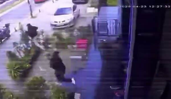 İstanbul'da 6.2 büyüklüğündeki deprem, Eyüpsultan'daki bir berberde panik yarattı. Müşteriler,