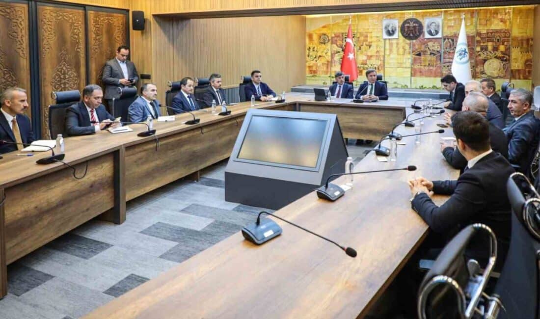 Erzincan’da “Fahiş Fiyat” ve “Çevre Temizliği” Konulu Önemli Toplantı Gerçekleştirildi Erzincan Valisi Hamza Aydoğdu, Belediye Başkanı Bekir Aksun ve oda