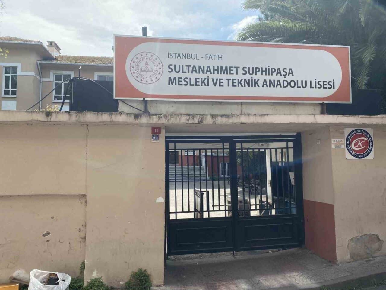 İstanbul'da meydana gelen 6.2 büyüklüğündeki deprem sonrası Fatih'teki Sultanahmet Suphipaşa