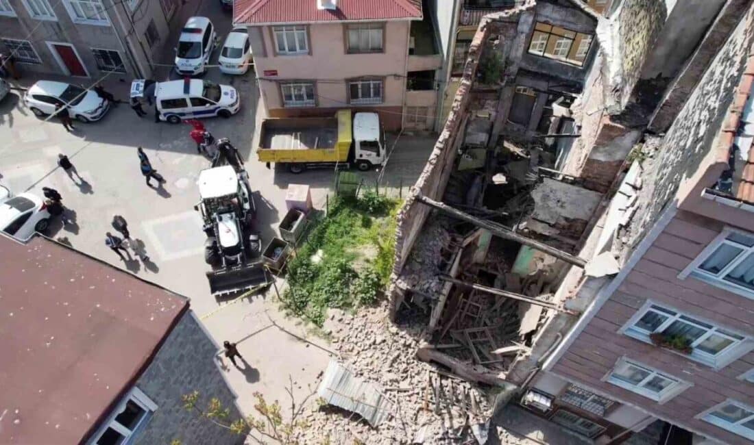 İstanbul'da 6.2 büyüklüğündeki deprem sonrası Fatih'teki metruk bina çöktü. Olay