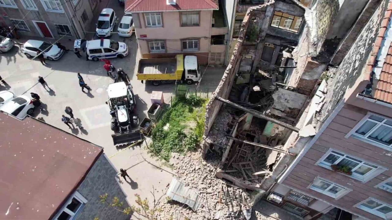 İstanbul'da 6.2 büyüklüğündeki deprem sonrası Fatih'teki metruk bina çöktü. Olay