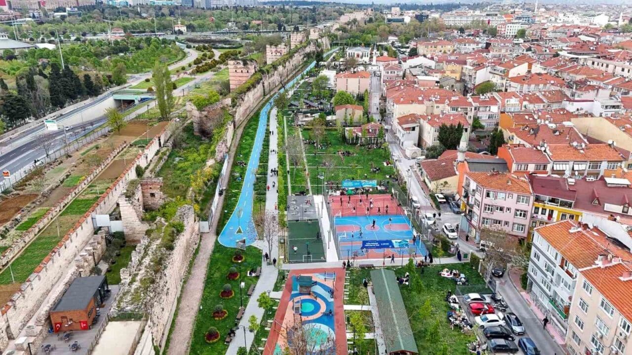 İstanbul'daki 6.2 büyüklüğündeki deprem sonrası Fatih Belediyesi, halka destek olmak