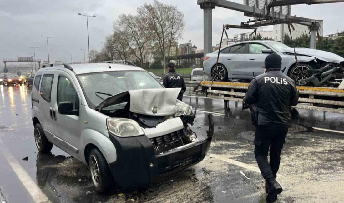 İstanbul Fatih’te Yağışlı Hava Nedeniyle Üç Araçla Gerçekleşen Zincirleme Kazada Bir Kişi Yaralandı İstanbul Fatih'te yağmur nedeniyle üç aracın karıştığı zincirleme trafik kazasında