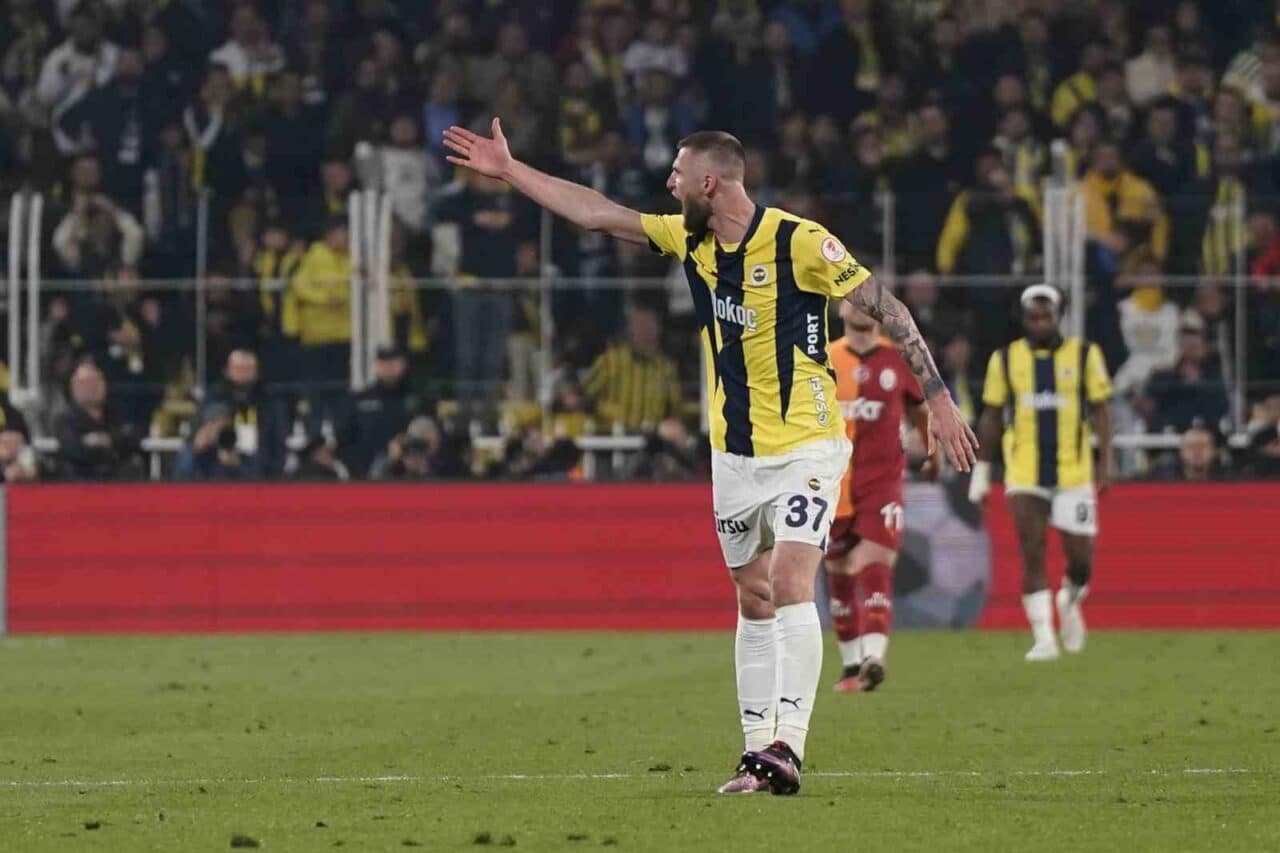 Fenerbahçe, Türkiye Kupası çeyrek finalinde Galatasaray'a 2-1 yenilerek bu sezonki