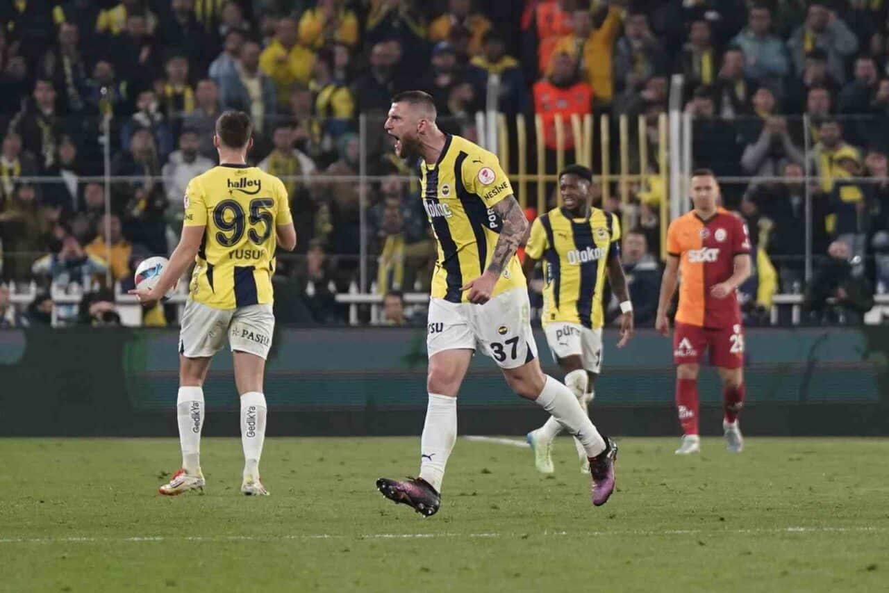 Fenerbahçe, Ziraat Türkiye Kupası çeyrek finalinde Galatasaray'a 2-1 mağlup olarak