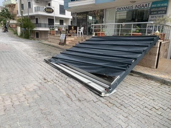 Didim'de etkili olan şiddetli fırtına, bir apartmanın çatısındaki pergola tenteyi