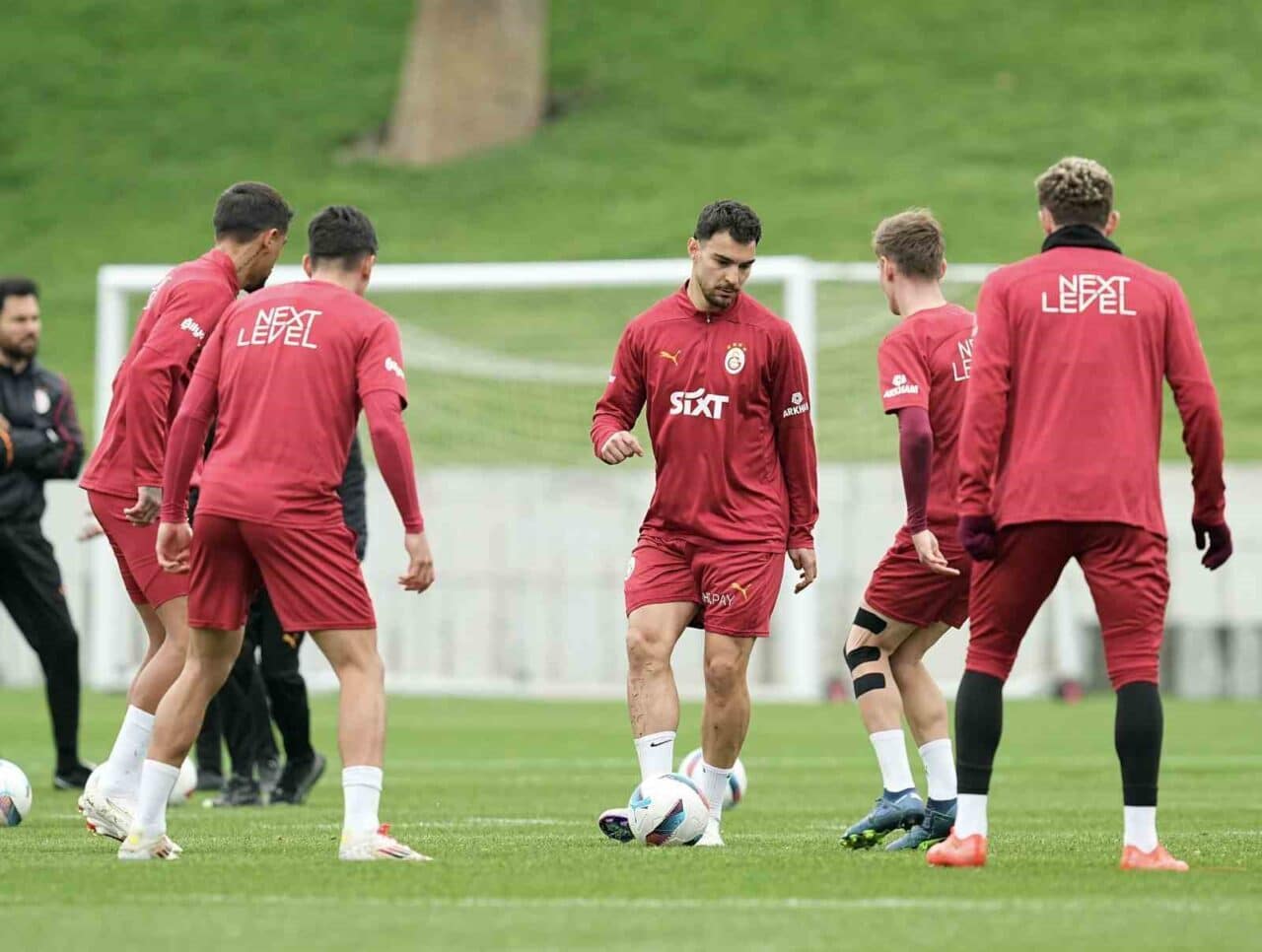 Galatasaray, Süper Lig'in 33. haftasındaki Eyüpspor maçı için antrenmanlarına devam