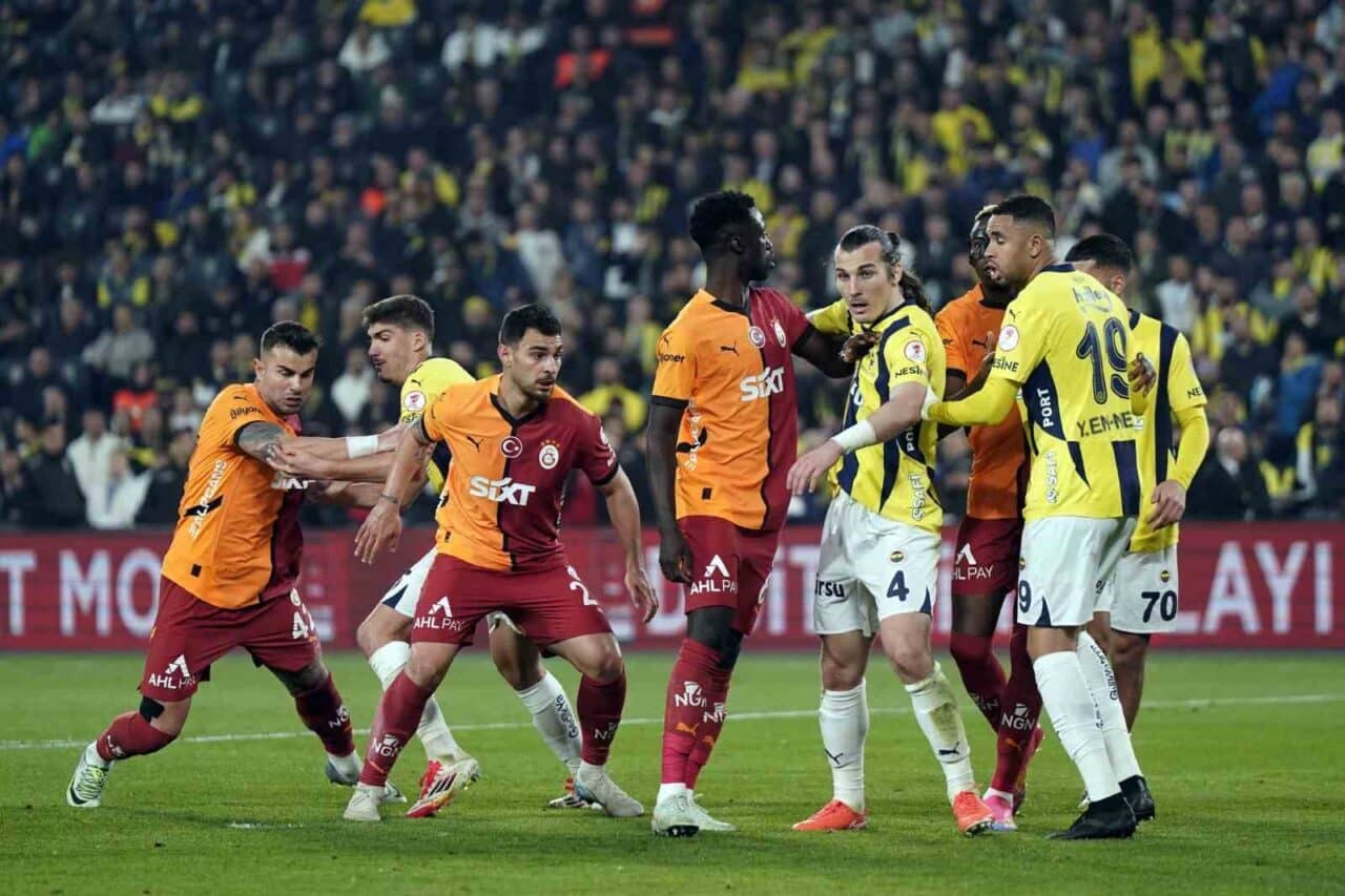 Galatasaray, Ziraat Türkiye Kupası çeyrek finalinde Fenerbahçe'yi 2-1 mağlup ederek,