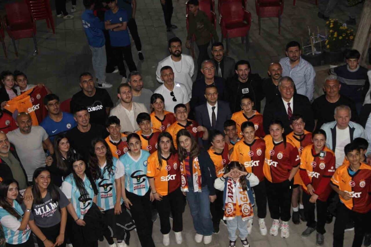 Galatasaraylı Sporcular Derneği Başkanı Levent Nazifoğlu liderliğindeki heyet, eski futbolcularla