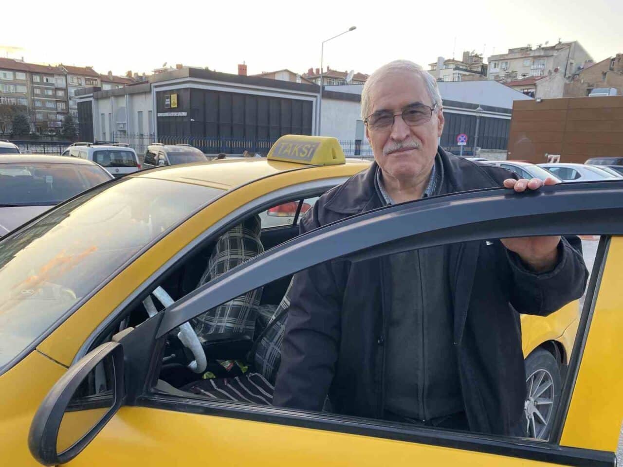 Konya'da taksici Veli Kurt, biber gazıyla gasp girişimini püskürttü. Müşteri