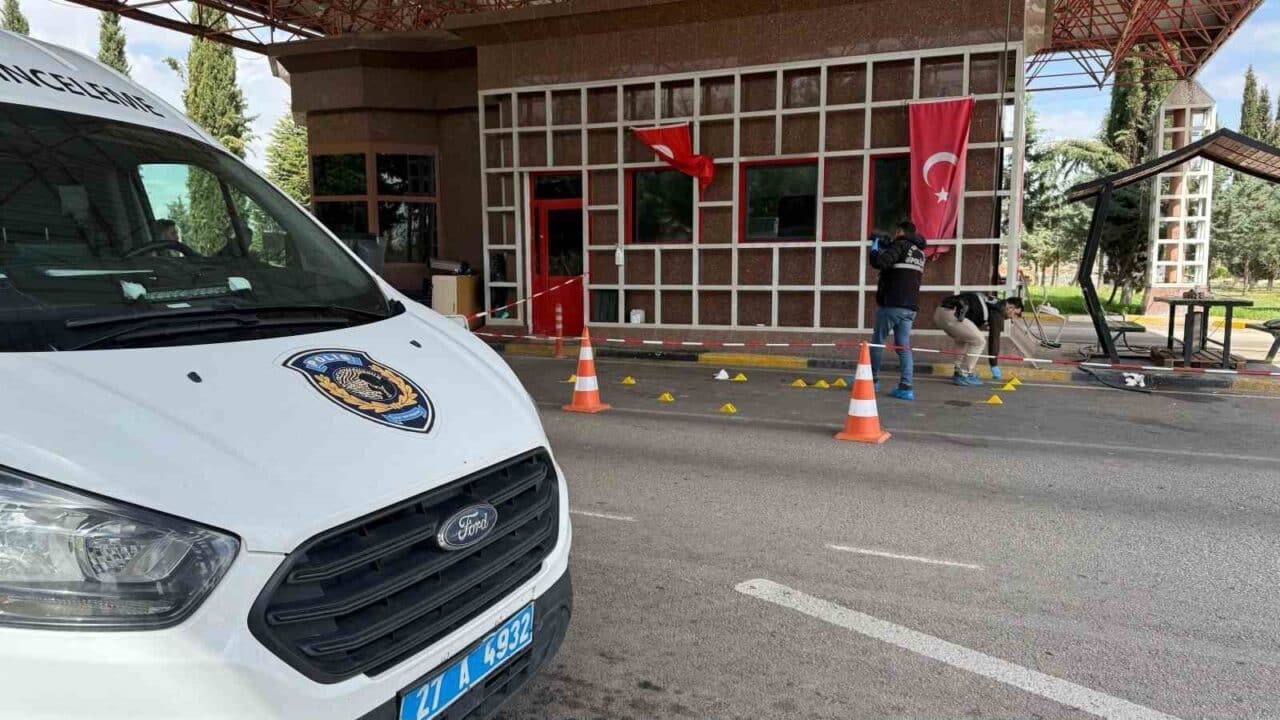 Gaziantep Havalimanı'nda kimlik kontrolü sırasında polis memuru N.U. ile S.Ö.