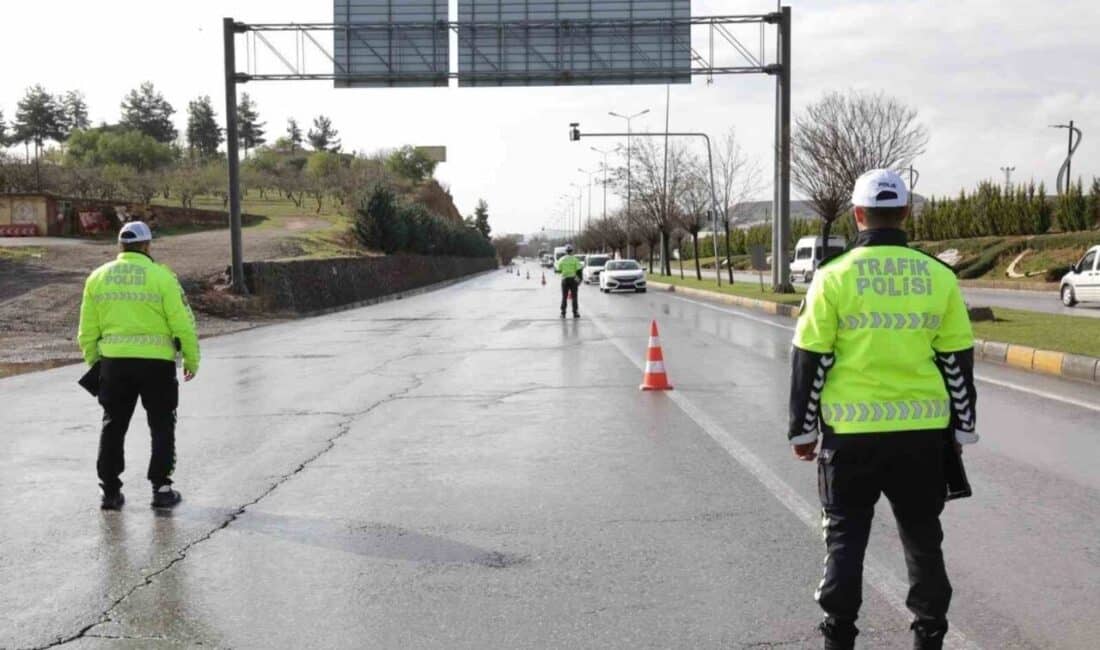 Gaziantep’te Mart Ayında Gerçekleştirilen Trafik Denetimlerinde 81 Bin 645 Sürücüye Ceza Yazıldı Gaziantep'te Mart ayında yapılan trafik denetimlerinde 81 bin 645 sürücüye