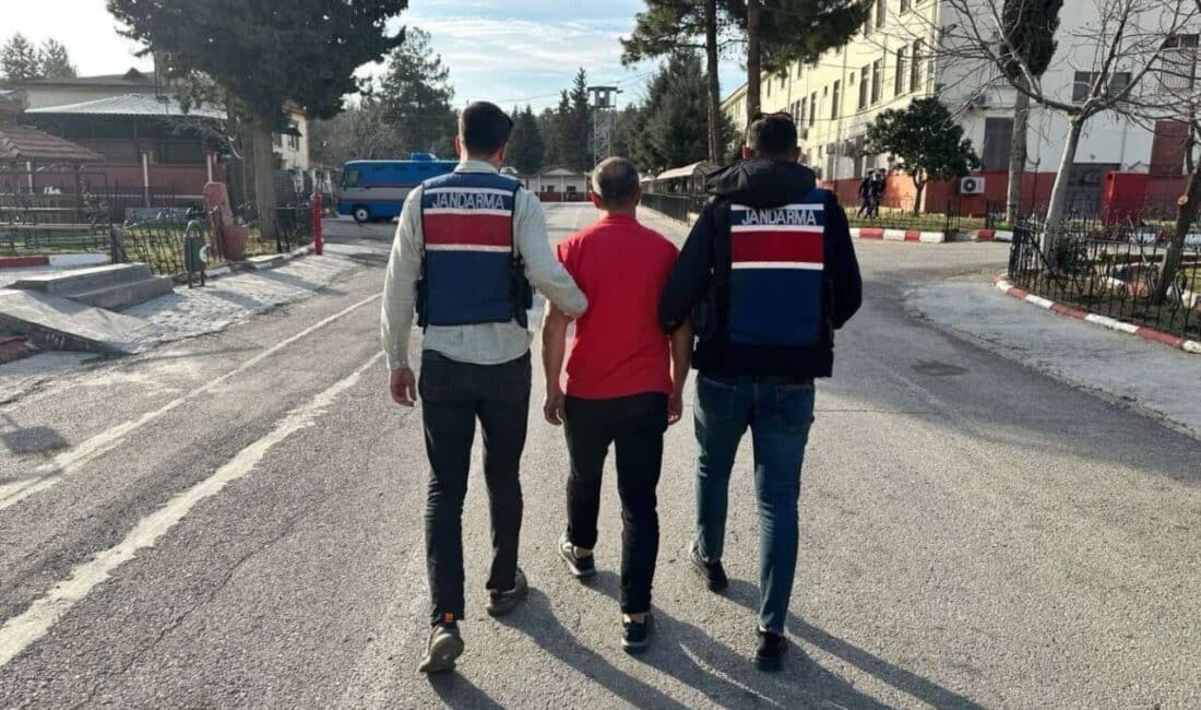Gaziantep’te Jandarma, Hırsızlık Şüphelilerinden 3’ünü Tutukladı Gaziantep'te jandarma ekipleri, hırsızlıkla suçlanan 44 kişiyi yakaladı. Mart ayında