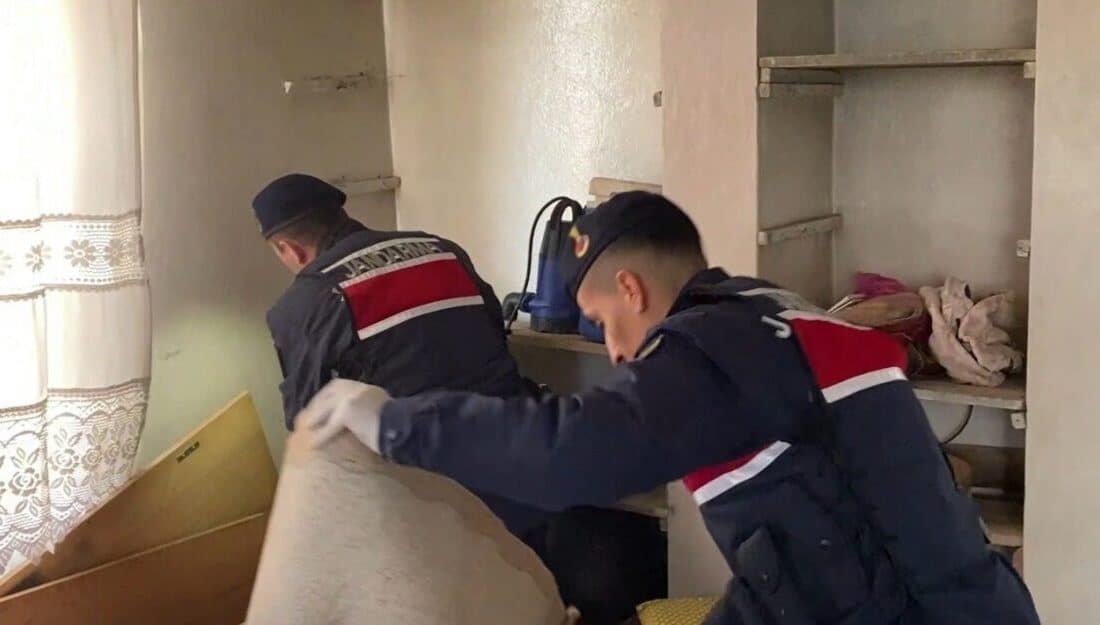 Gaziantep’te Jandarma’nın Suç Örgütüne Yönelik Operasyonunda 7 Şüpheli Tutuklandı Gaziantep'te jandarma, suç örgütüne yönelik gerçekleştirdiği operasyonda T.Ç., A.K., Y.Ç.,