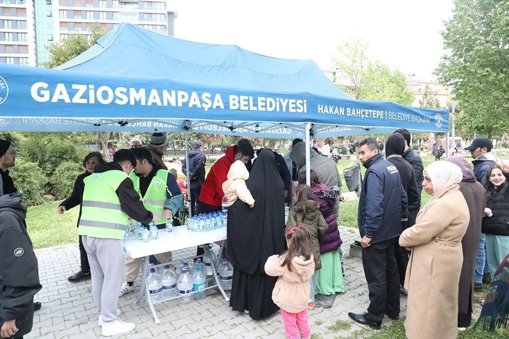Gaziosmanpaşa Belediyesi, İstanbul'daki 6.2 büyüklüğündeki depremin ardından vatandaşlara yardım ulaştırdı.