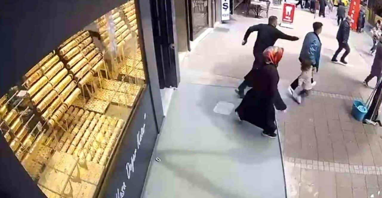 İstanbul'da meydana gelen 6.2 büyüklüğündeki deprem, Gaziosmanpaşa'daki kuyumcu ve çevresinde