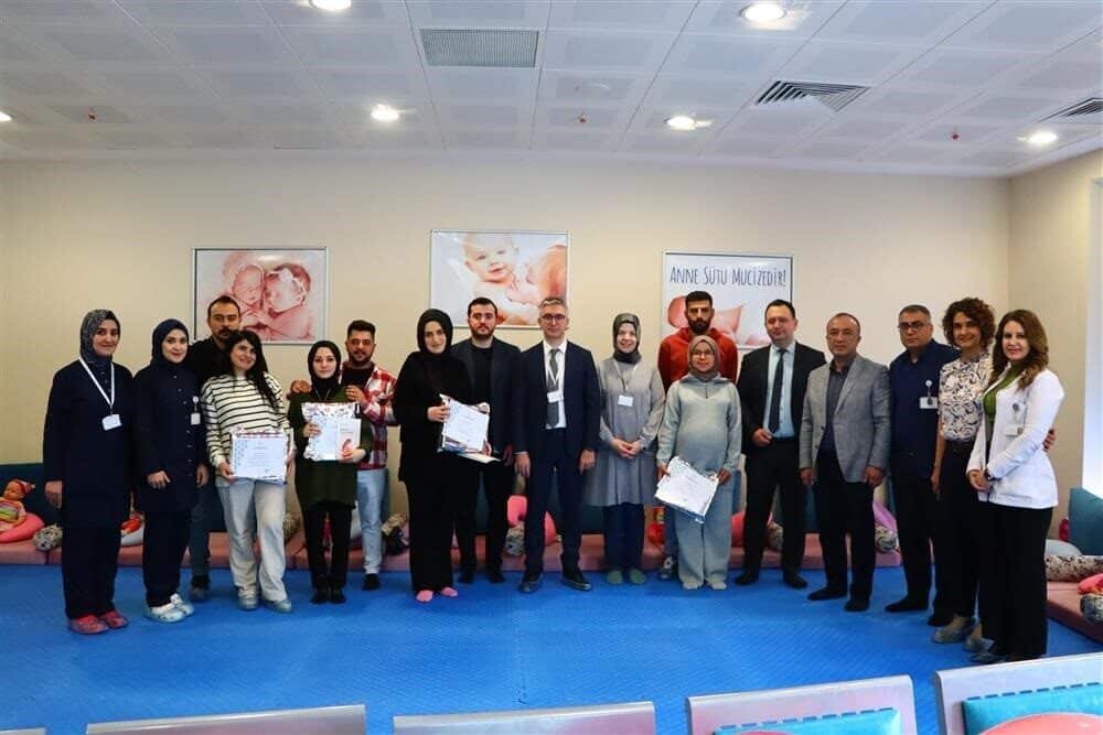 Sivas Numune Hastanesi'nde Gebe Okulu'nu tamamlayan anne-baba adaylarına sertifikaları verildi.
