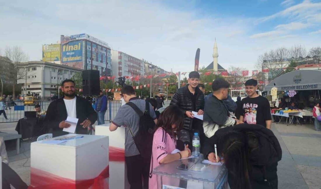 Kırşehir'de gençler, Cacabey Meydanı'nda açılan stantta beş yıl sonra açılmak