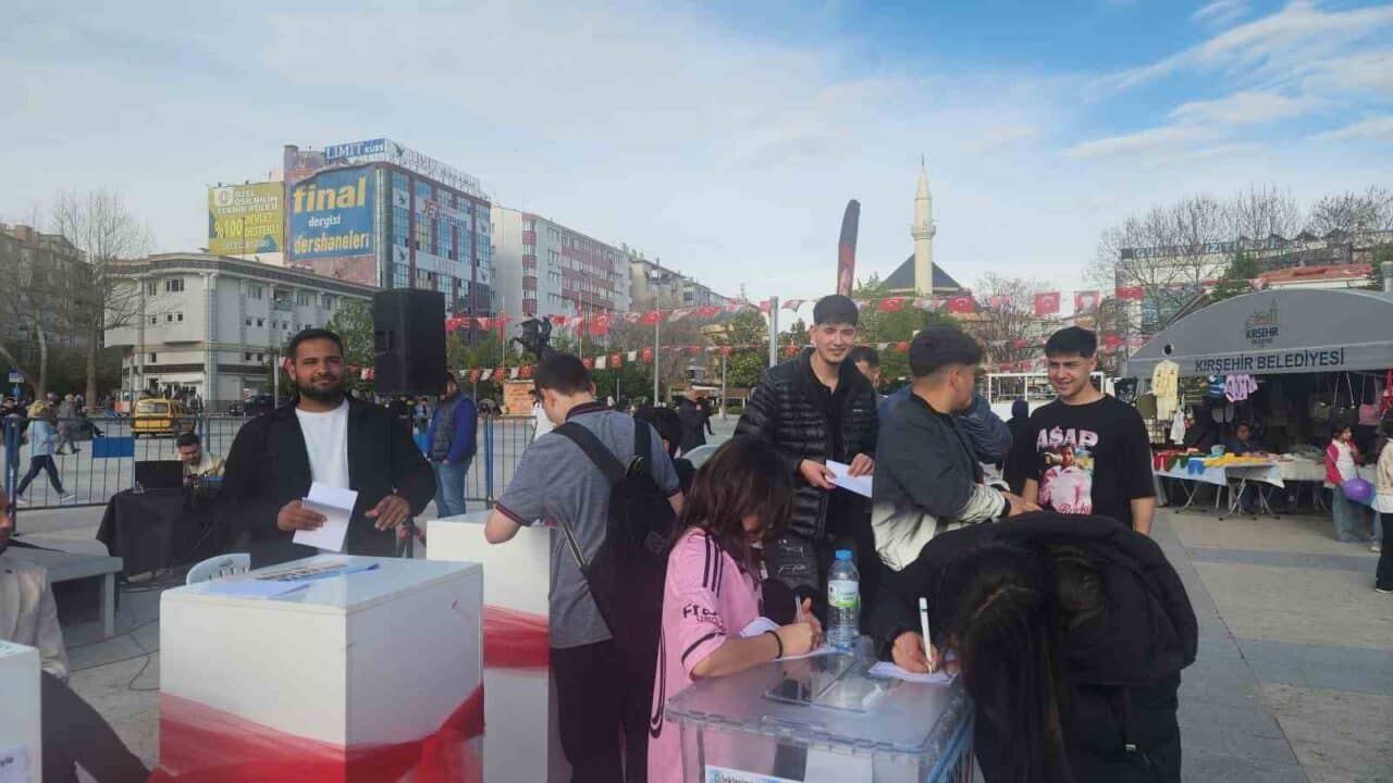 Kırşehir'de gençler, Cacabey Meydanı'nda açılan stantta beş yıl sonra açılmak