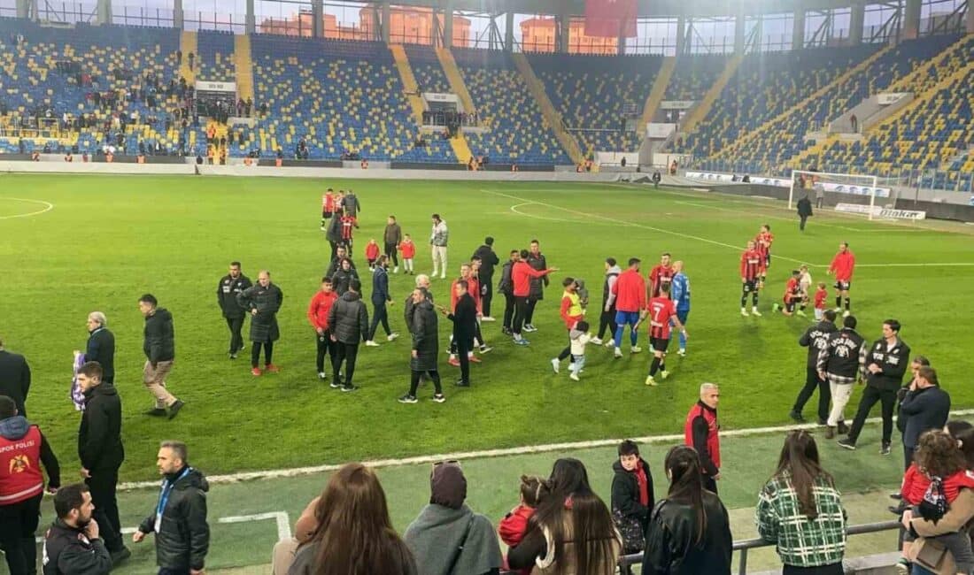 Fıratcan Üzüm, Ümraniyespor galibiyeti sonrası basın sorumlusuna saygısızlık yaptı Gençlerbirliği'nin oyuncusu Fıratcan Üzüm, Ümraniyespor karşısında elde edilen 2-1'lik galibiyetin