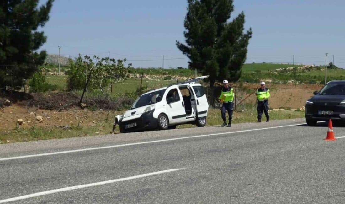 Batman Gercüş’te hafif ticari aracın şarampole devrilmesi sonucu iki kişi yaralandı Batman’ın Gercüş ilçesinde, direksiyon hakimiyetini kaybeden bir aracın şarampole yuvarlanması