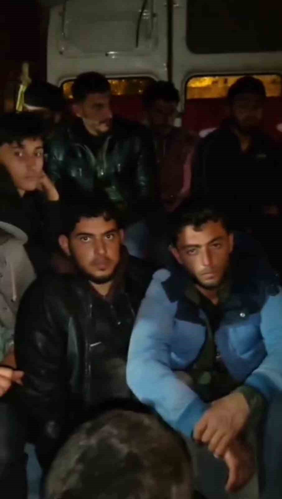 Hatay'da durdurulan bir minibüste 20 kaçak göçmen yakalandı. Olayla ilgili