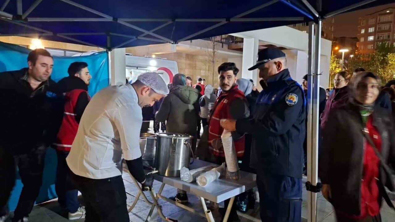 Gölcük Belediyesi, İstanbul'daki depremler sonrası Bağcılar Millet Parkı'nda geceleyen vatandaşlara