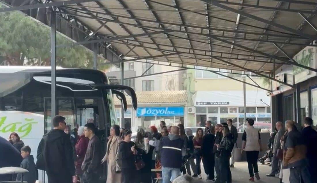 Gönen Otogarı’nda Ramazan Bayramı’nın Ardından Dönüş Yoğunluğu Yaşanıyor Ramazan Bayramı'nın bitmesiyle, Balıkesir'in Gönen ilçesindeki otogarda yoğun bir dönüş