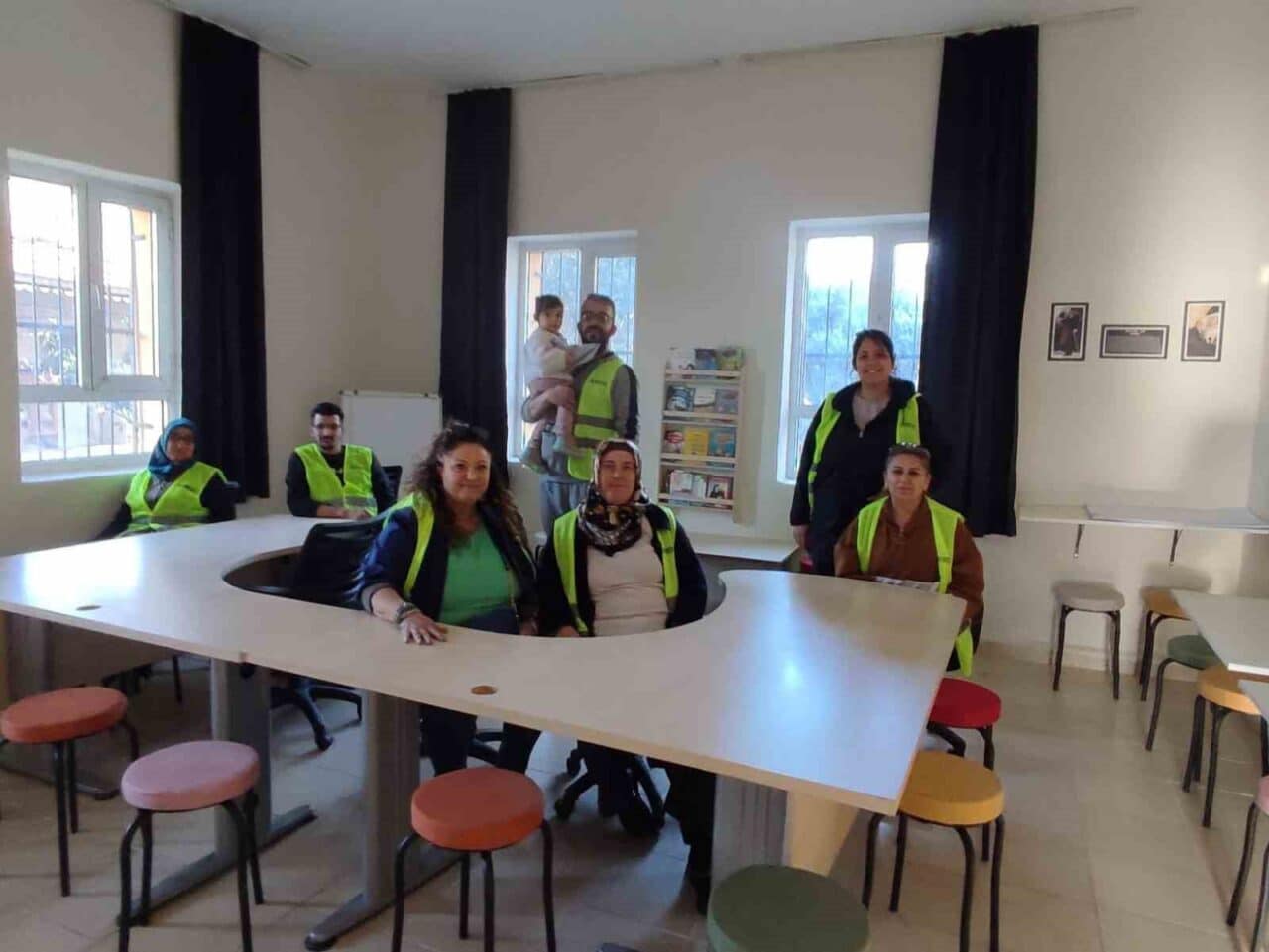 İzmir Yardım Ekibi, çeşitli sosyal projelerle 70 kişilik gönüllü kadrosuyla