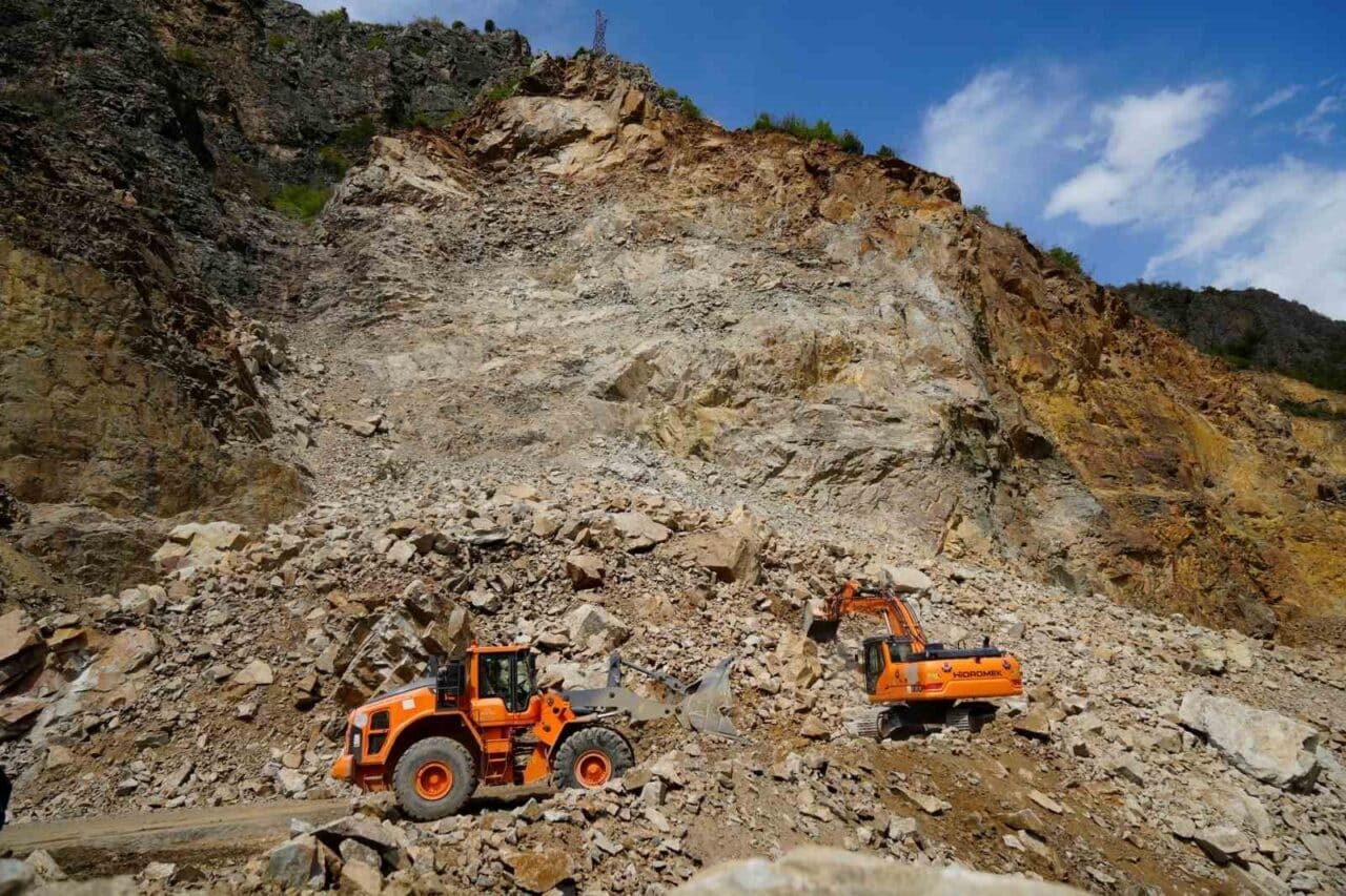 Gümüşhane'nin Kürtün ilçesinde meydana gelen heyelan sonucu Gümüşhane-Giresun karayolu kapanırken,