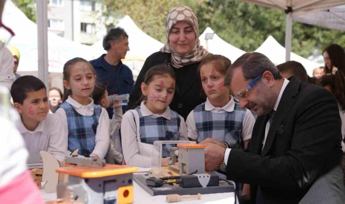 Gürsu Çocuk Kitap Fuarı Resmi Açılış Töreniyle Başladı! Gürsu Çocuk Kitap Fuarı, Gürsu Kent Meydanı'nda düzenlenen açılış töreniyle