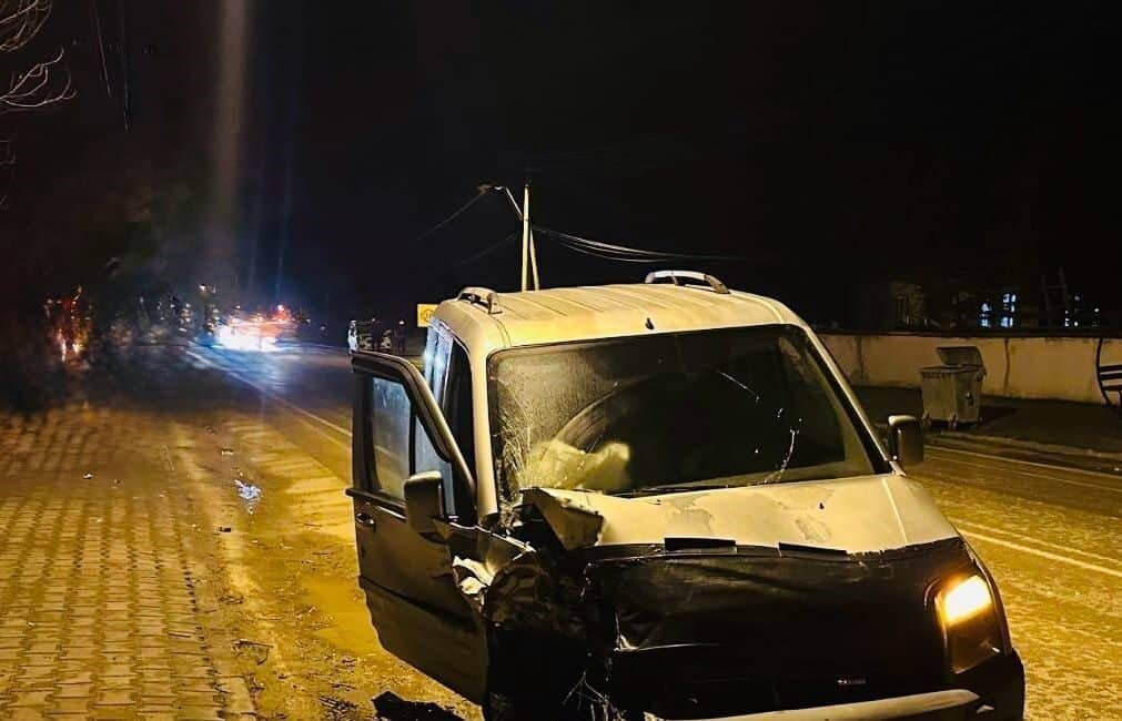 Afyonkarahisar’da Hafif Ticari Araç ile Traktör Çarpıştı: 2 Yaralı! Afyonkarahisar'da Beyyazı beldesinde, M.A.U. yönetimindeki hafif ticari araç, G.Ş. idaresindeki