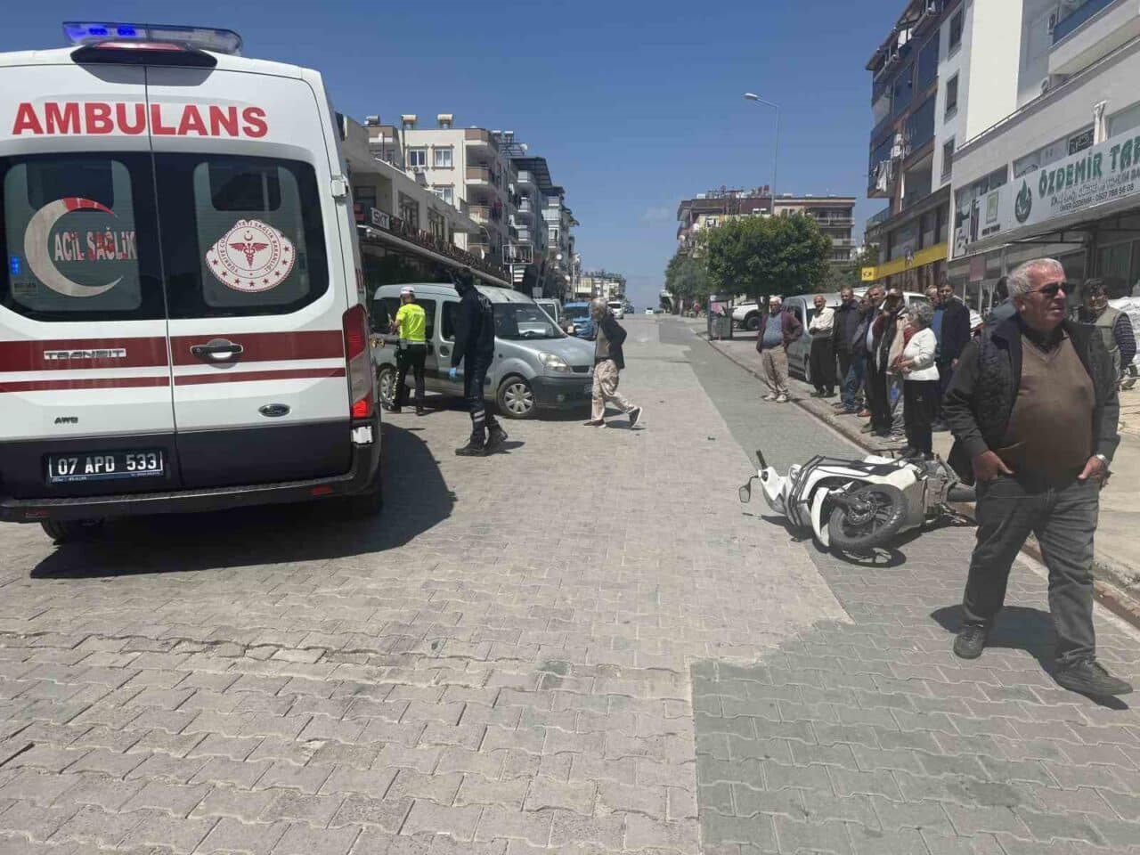 Antalya'nın Gazipaşa ilçesinde F.D. yönetimindeki motosiklet, K.Y. idaresindeki hafif ticari