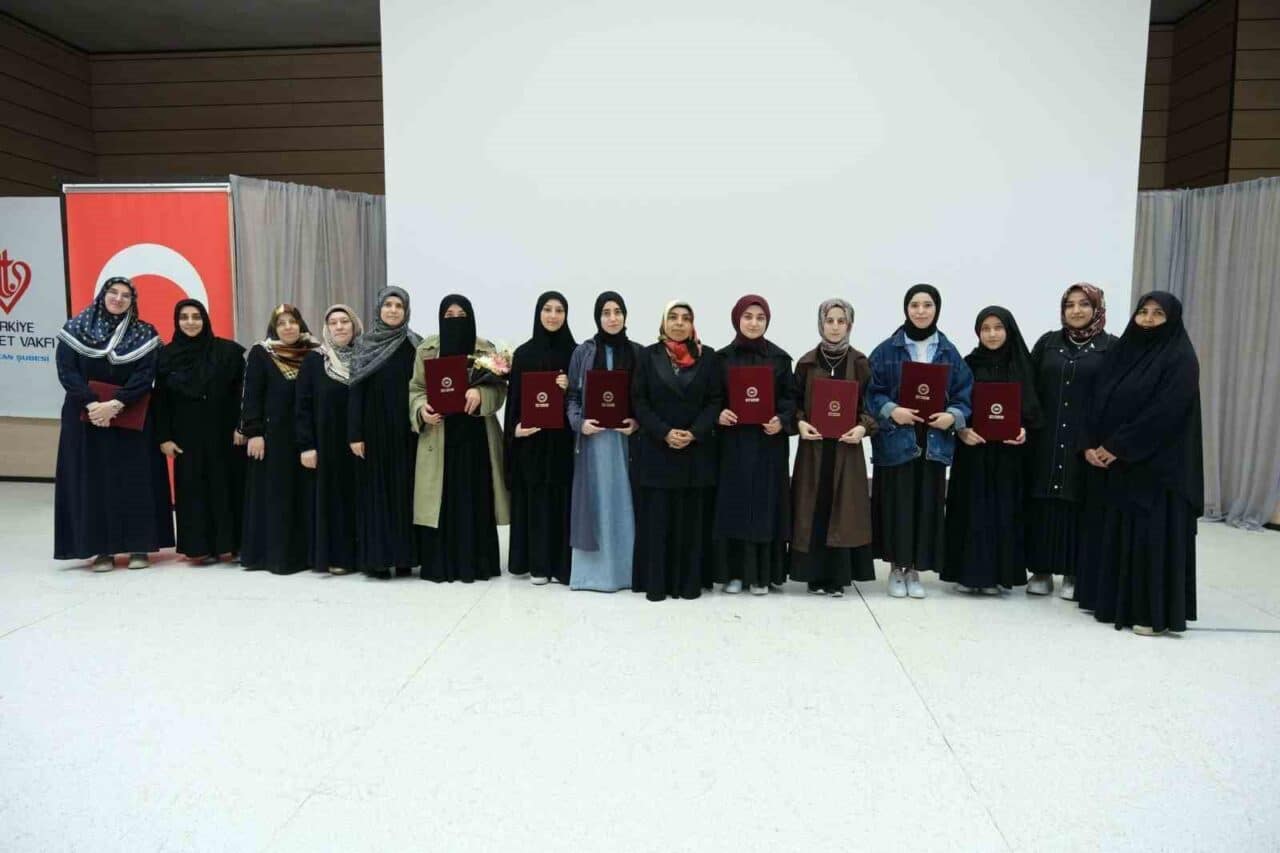 Erzincan'da 23 öğrenci için düzenlenen "Hafızlık Belge Takdim Programı"nda, İl