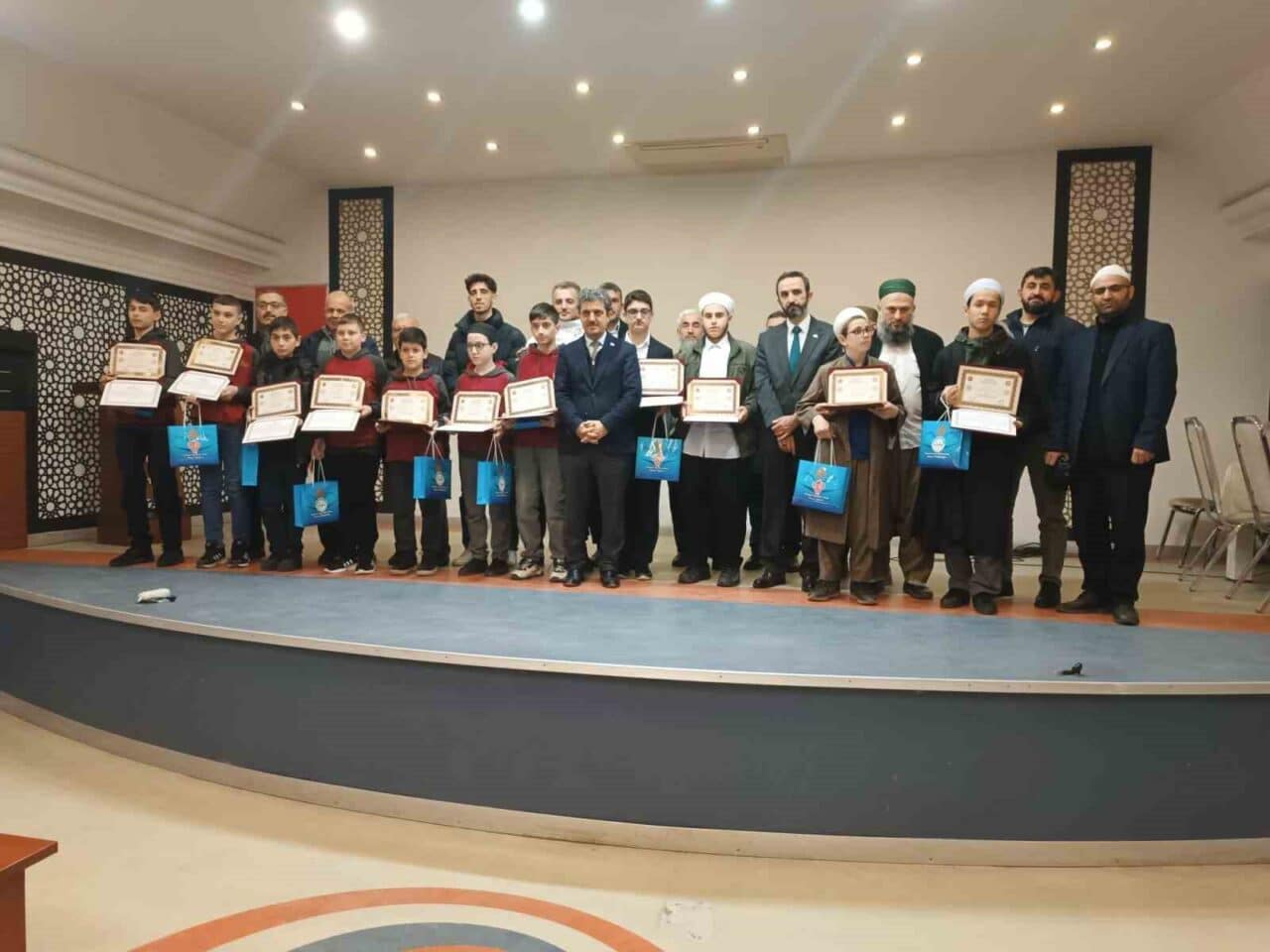 Düzce'deki Hafızlık Kur'an Kursları'nda hafızlık eğitimini tamamlayan öğrencilere, Diyanet İşleri