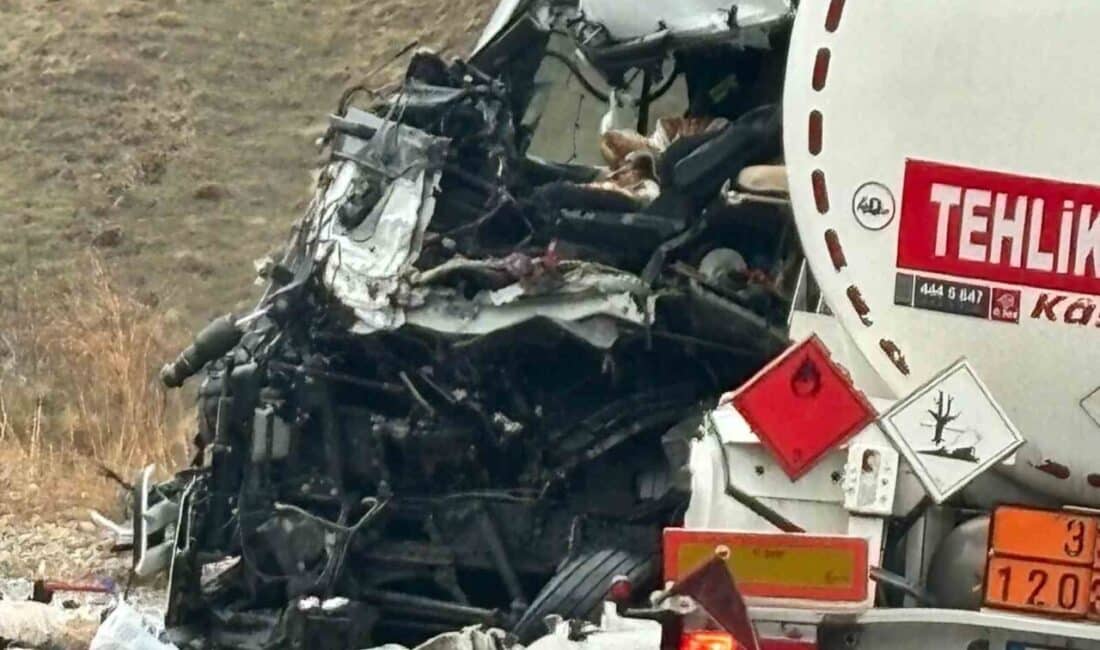 Hakkari’de Otobüs ile Yakıt Tankerinin Çarpışması Sonucu 8 Kişi Yaralandı Hakkari'de sabah saatlerinde etkili sağanak yağışla birlikte meydana gelen kazada,