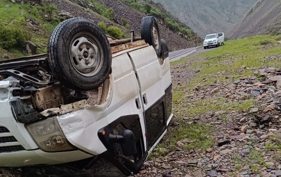 Hakkari-Çukurca Yolunda Kontrolden Çıkan Minibüs Şarampole Düştü, 8 Kişi Yaralandı Hakkari'nin Çukurca karayolunda bir minibüsün şarampole yuvarlanması sonucu 8 kişi,