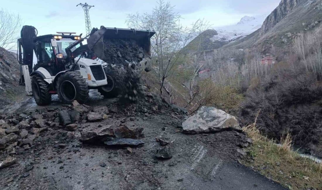 Hakkari’nde Kar Yağışı Sonrası Düşen Kayalar Temizlendi, Ekipler Önlem Alıyor Hakkari’de etkili olan kar ve yağmur nedeniyle Kırkkonutlar bölgesindeki yola