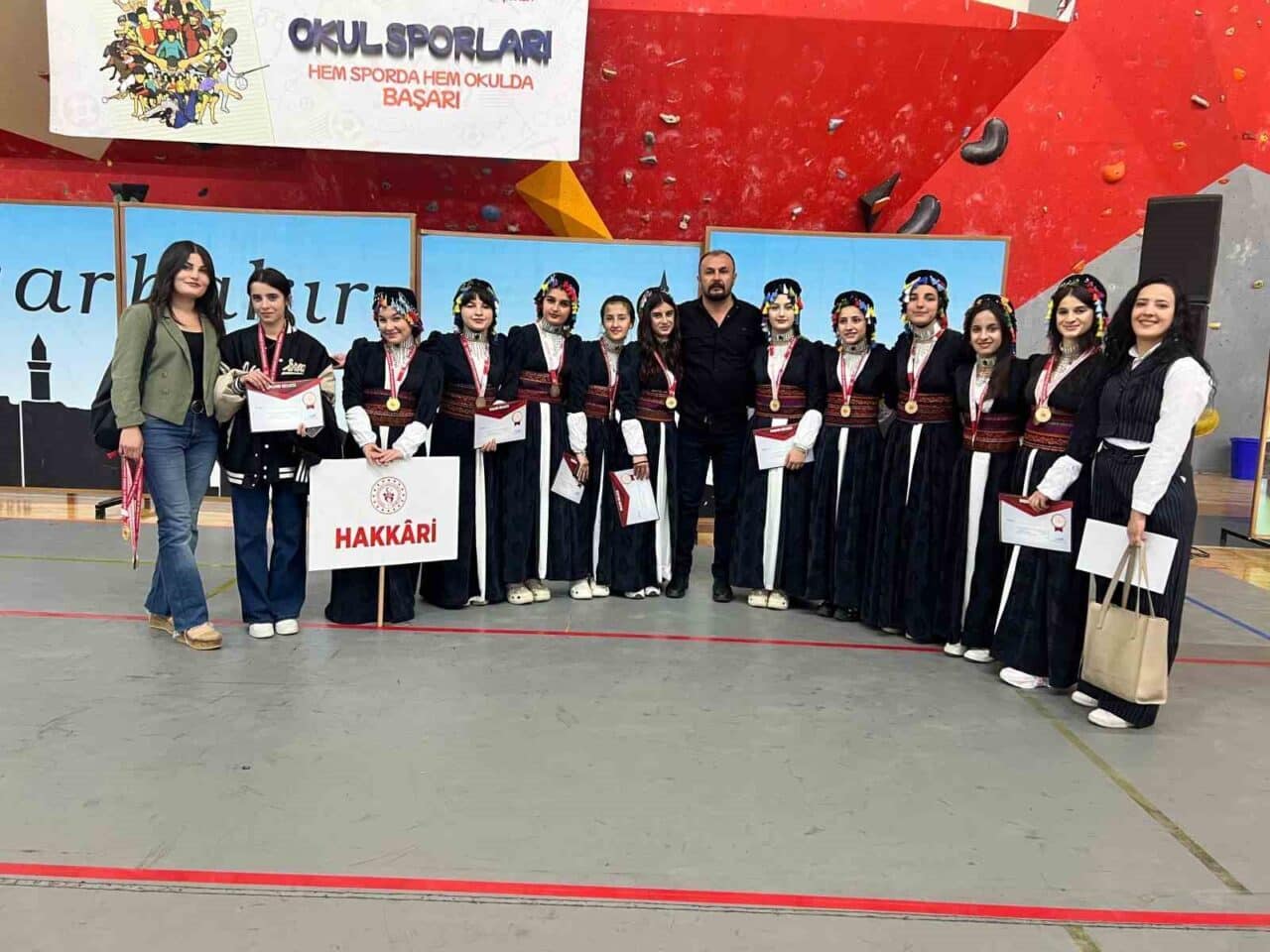 Diyarbakır'da gerçekleştirilen Halk Oyunları Bölge Finallerinde, Hakkâri Gazi Mustafa Kemal