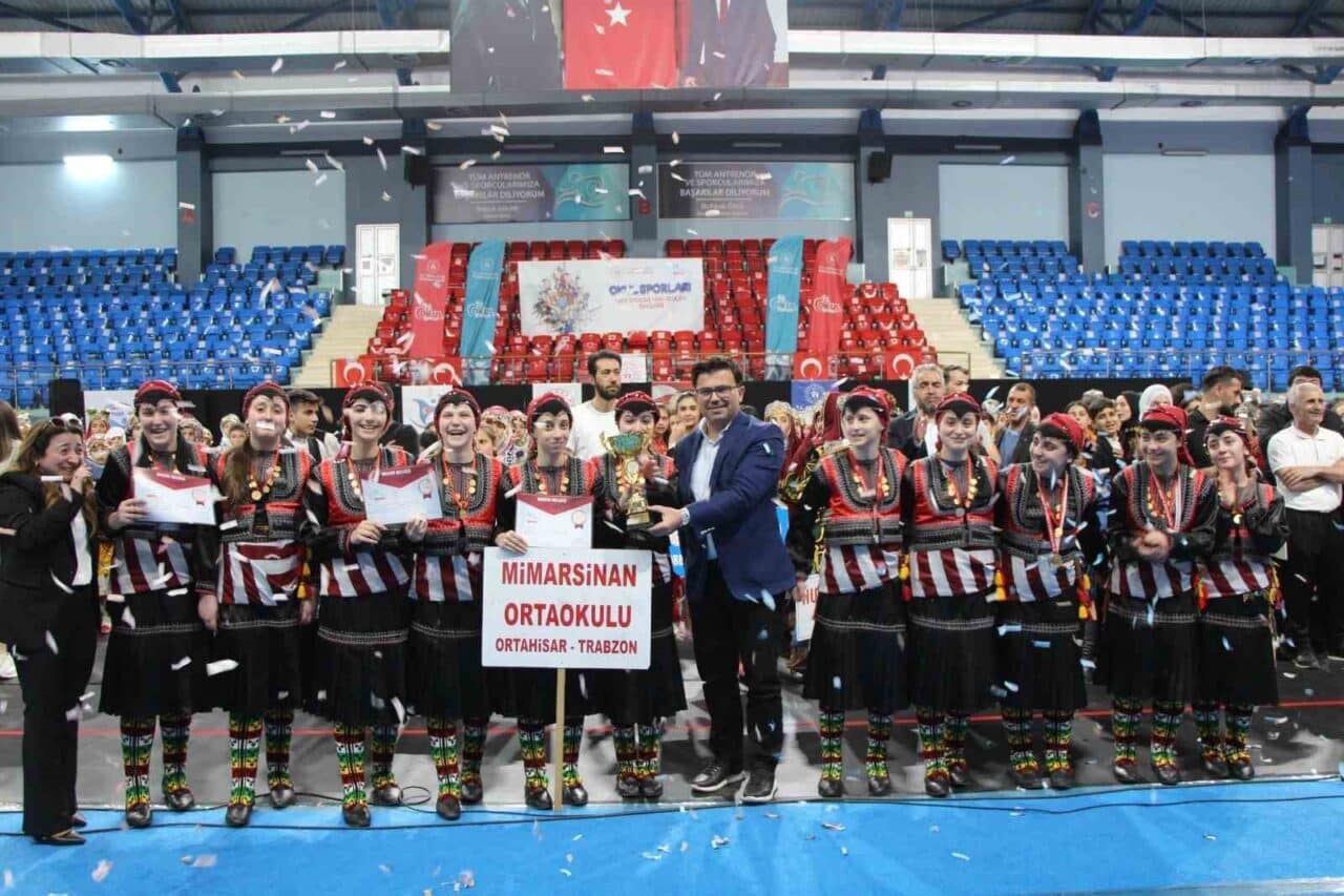 Düzce'de düzenlenen Okul Sporları Halk Oyunları Türkiye Şampiyonası'na 18 ilden