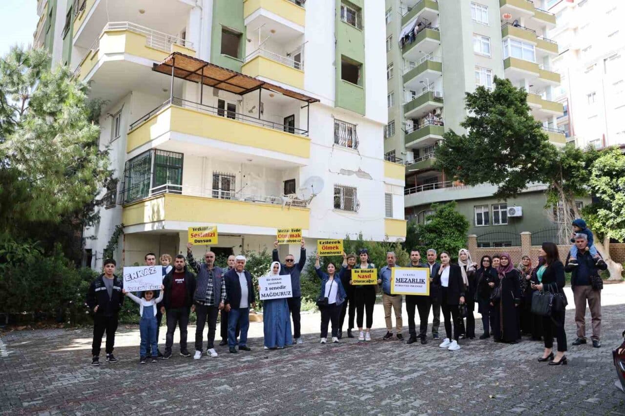 Adana’nın Çukurova ilçesinde, depremden etkilenen bir apartmanın sakinleri, 'az hasarlı'