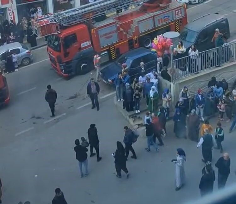 Kahramanmaraş’ta Hastanede Kısa Süreli Yangın Alarmı: Yangın Hızla Kontrol Altına Alındı Kahramanmaraş'taki Kadın Doğum ve Çocuk Hastanesi'nde elektrik kablolarından kaynaklanan yangın