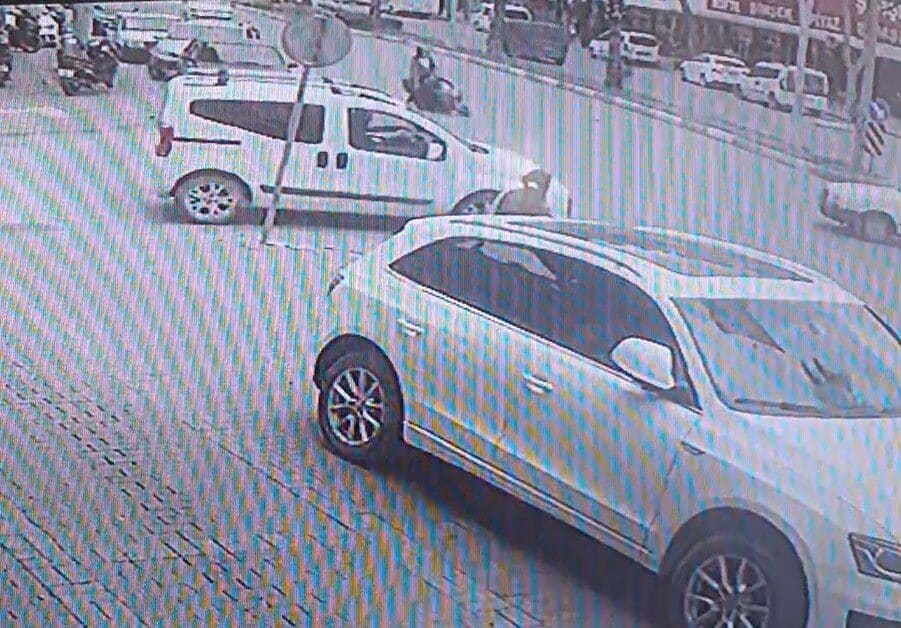 Manavgat’ta bir genç kız, dönülmez levhasını dikkate almadan dönüş yapan
