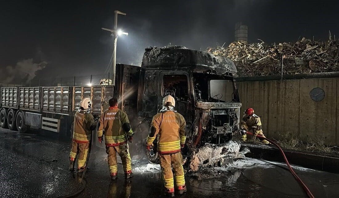 Hatay’da seyir halindeki tır, aniden ortaya çıkan yangında tamamen yanarak kullanılamaz duruma geldi. Hatay'da İskenderun Sarıseki Mahallesi'nde, hurda yüklü bir tır seyir halindeyken