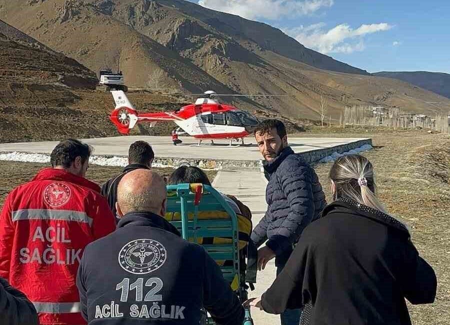 Başkale’de 35 Haftalık Gebe Kadın, Helikopterle Van’a Sevk Edildi Başkale'de 25 yaşındaki 35 haftalık hamile kadın, ileri tetkik ve