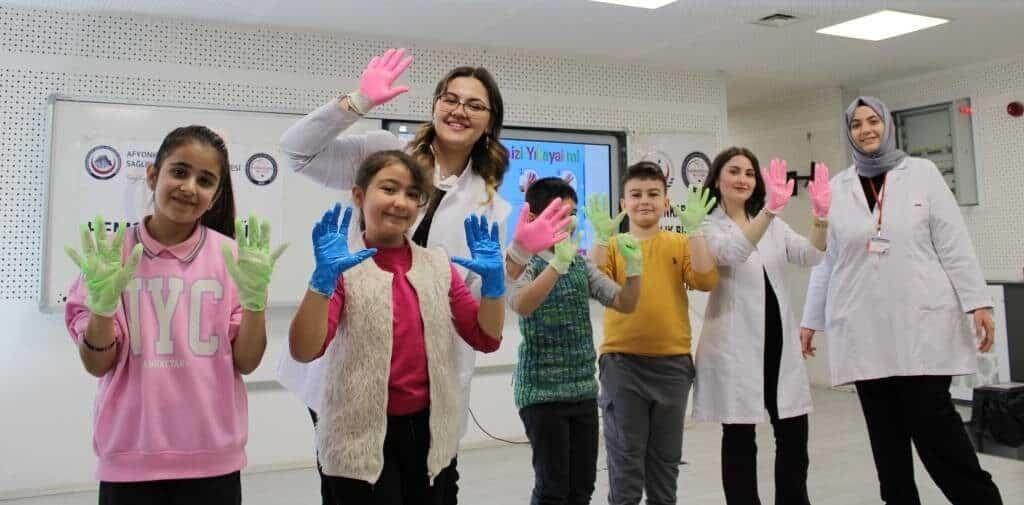 Afyonkarahisar’da “Temiz Eller Havaya” Projesi ile Öğrencilere El Hijyeni Eğitimi Verildi Afyonkarahisar Hemşirelik Kulübü, İl Milli Eğitim Müdürlüğü ile işbirliği yaparak